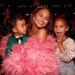 Chrissy Teigen ásamt tveimur börnum sínum