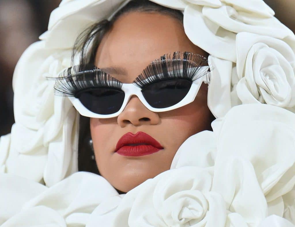 Rihanna adalah yang terkaya buatan sendiri