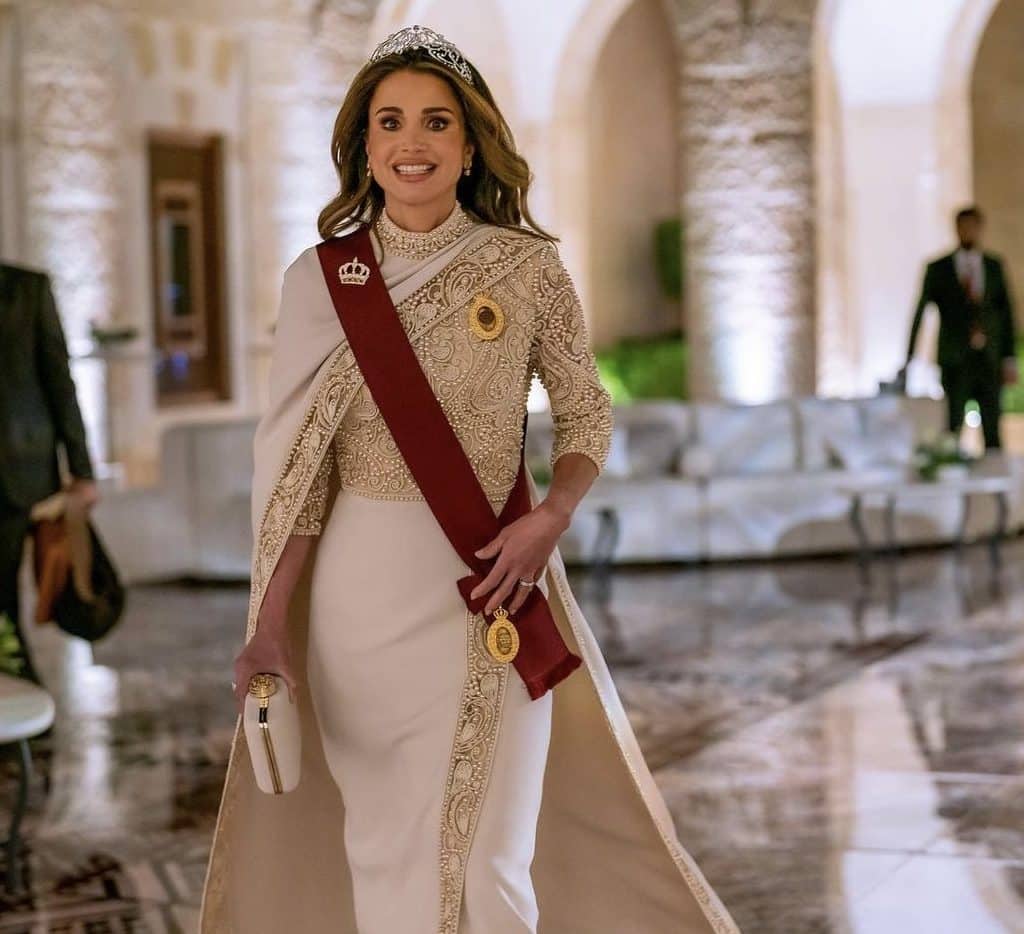 Queen Rania oo ku labisan dharka uu naqshadeeyay Elie Saab