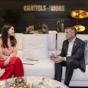 Adrian Shaw, CEO for Chattels and More, og Salwa Azzam