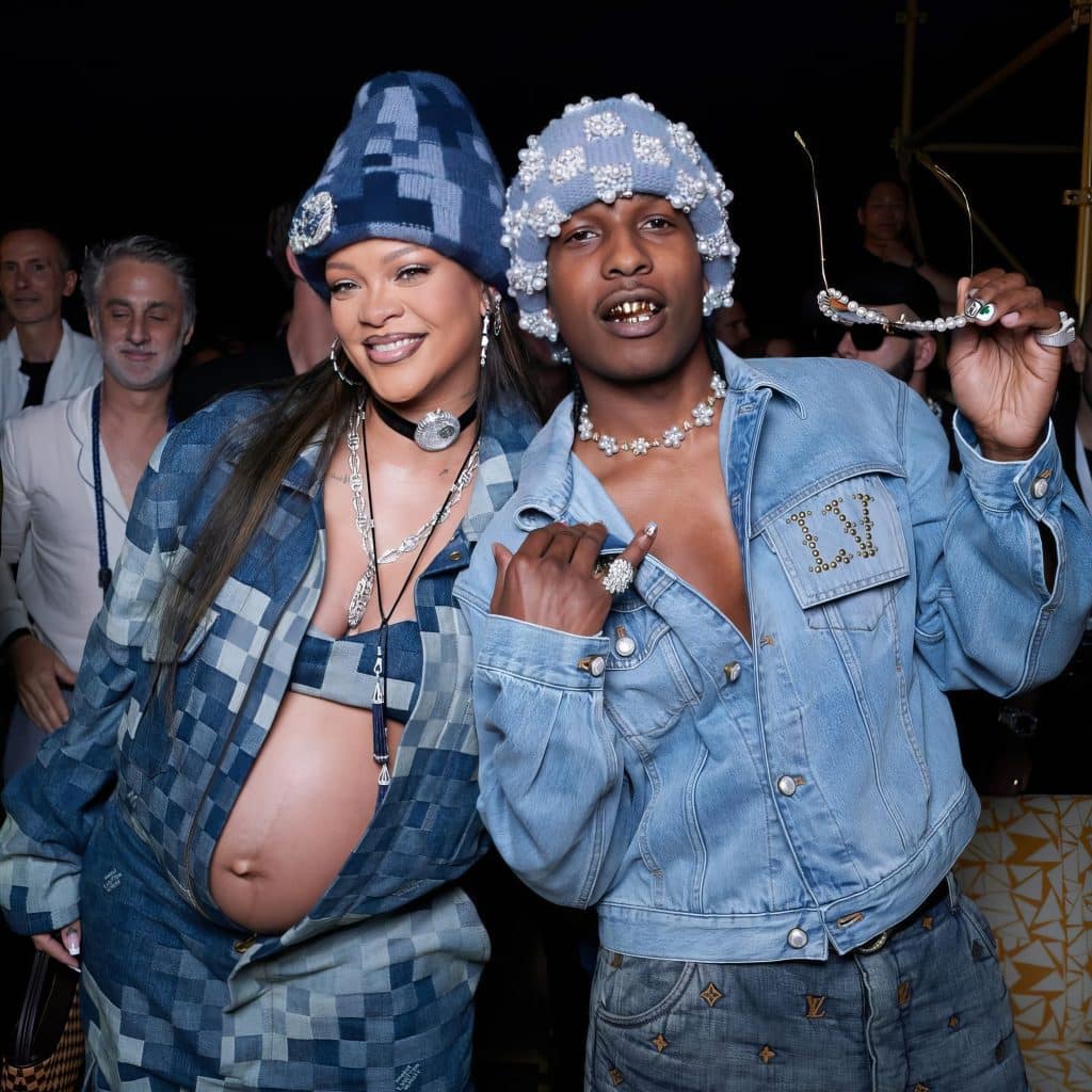 Rihanna ma lana uo tama i le Louis Vuitton fashion show