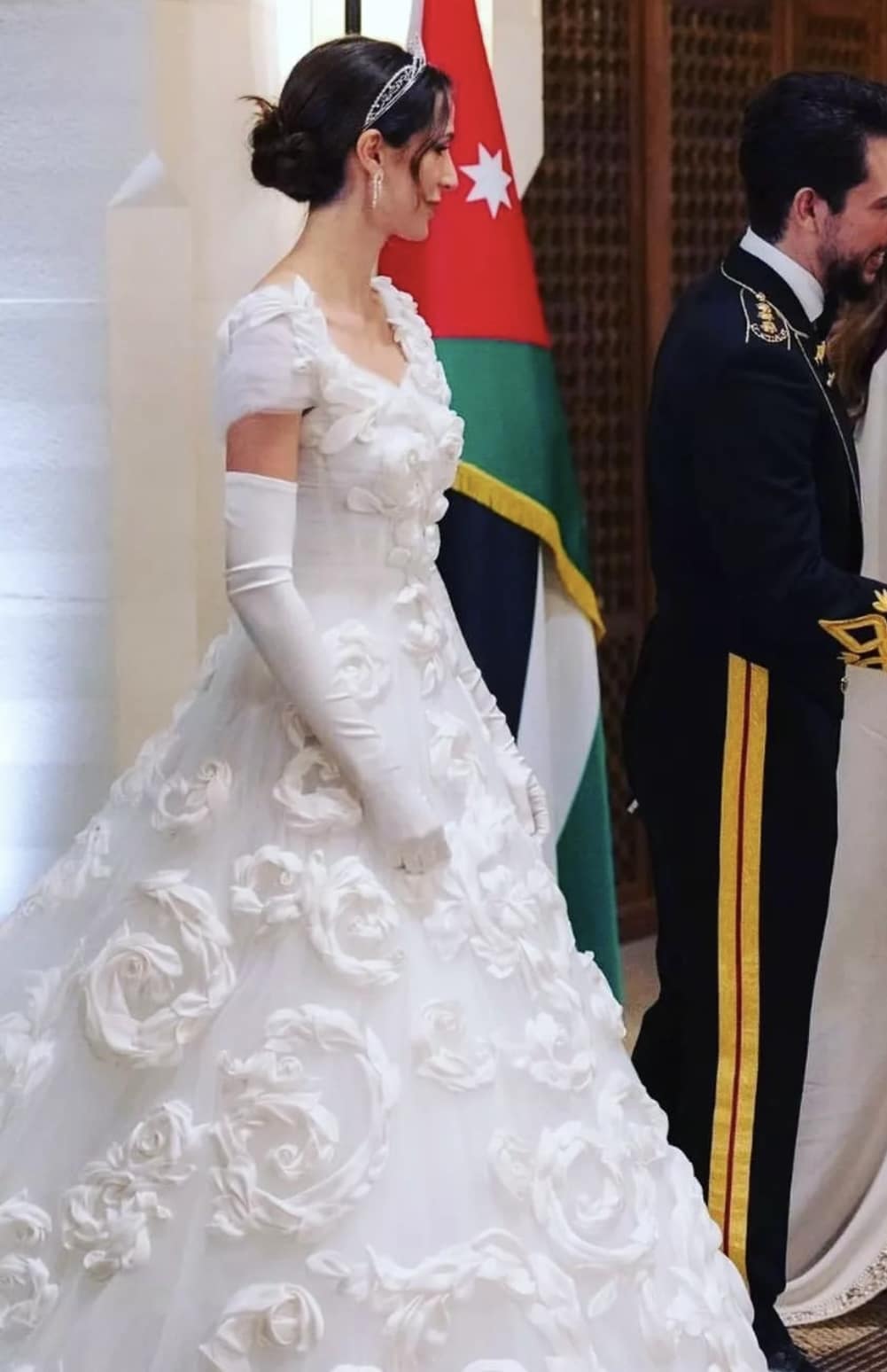 Prinsesse Rajawa skinner i sin brudekjole, Dolce og Gabbana