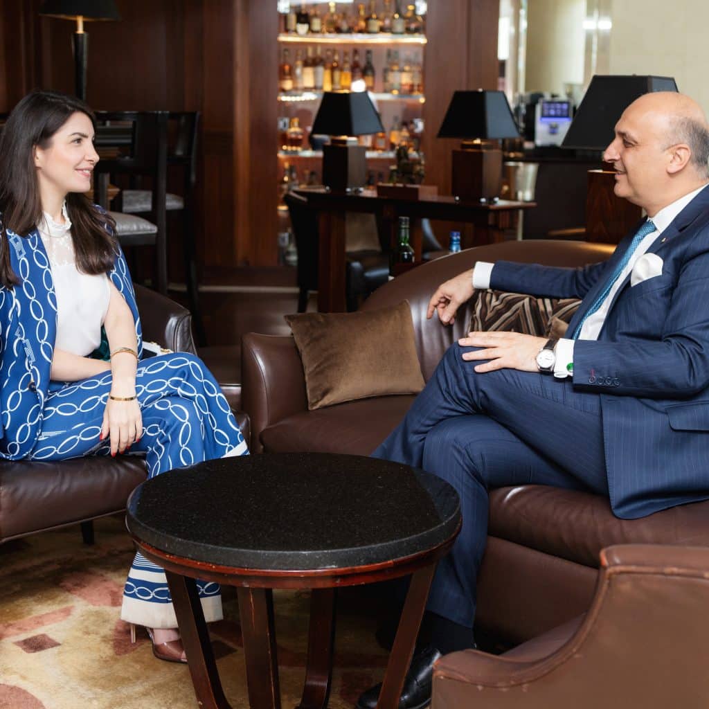 Hakan Ozel, General Manager sa Shangri-La Hotel, Dubai, ug Salwa Azzam