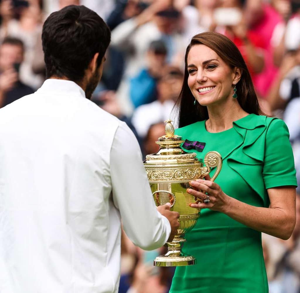 Kate Middleton serverer kopper og stjæler rampelyset