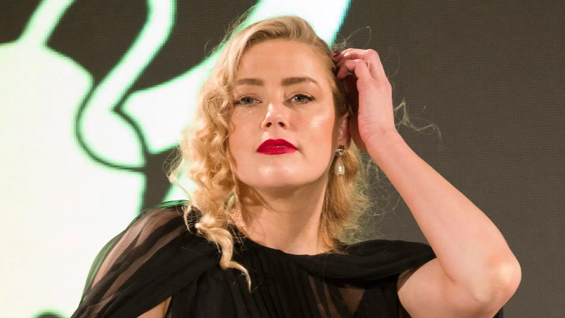 Amber Heard op 'e parsekonferinsje foar har nije film