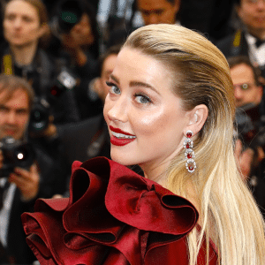 Aia ʻo Amber Heard i ke ahi