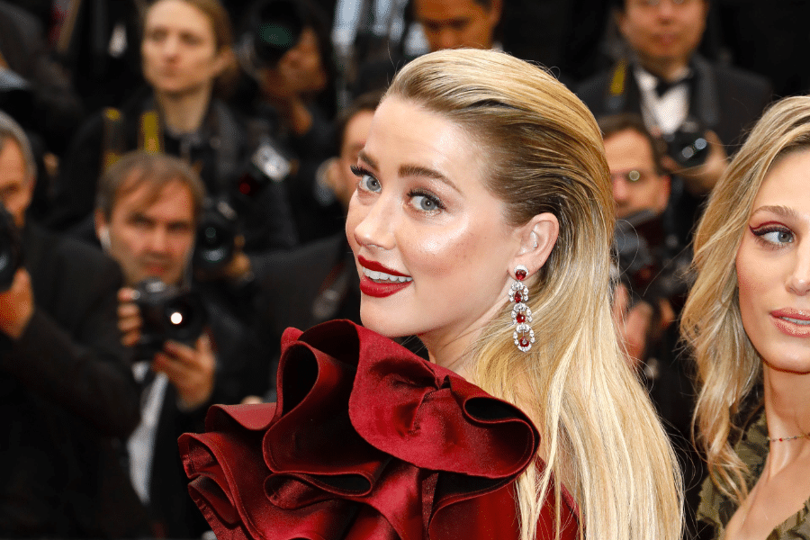 Amber Heard stiet yn 'e brân