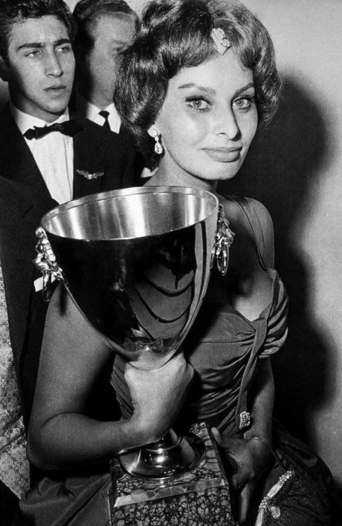 Sophia Loren med en festivalpris