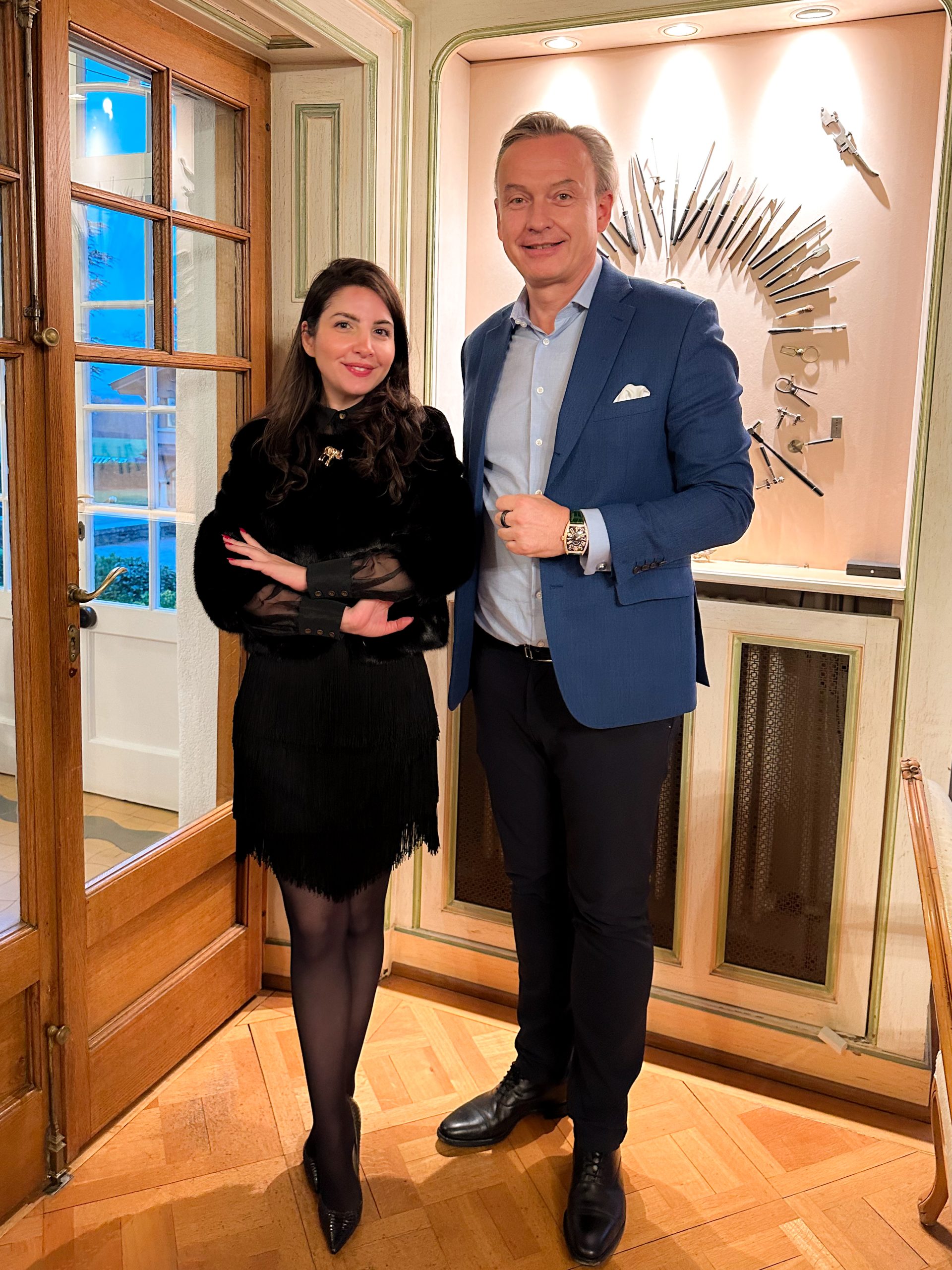 Nicolas Rodaz, CEO fan Franck Muller, en Salwa Azzam fan it Franck Muller fabryk yn Switserlân